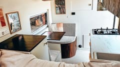 Freddie – Mini-maison aménagée en camping-car autonome (2 personnes + bébé)