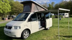 Accogliente camper VW Transporter - Posti letto per 4 persone • Animali ammessi • Tendalino e riscaldamento