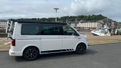 Witte VW California – Volkswagen CALIFORNIA T6 Edition (4p) from 2018. Possibly. with motorcycle trailer