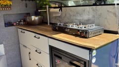Rocco – Welkom in Rocco, onze rood zwarte Ford Transit Camperbus