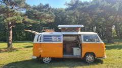 2p Volkswagen campervan uit 1969