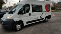 De Klaproos – Luxury 2-person camper with spacious fixed double bed!