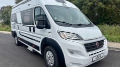 Super luxe Adria 640 SLB Plus Bus camper met lengte bedden