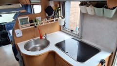 Familie camper met 6 gordels en 8 slaapplaatsen incl inventaris 