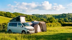 Vanellope – Maak kennis met Vanellope – een moderne VW T6.1 campervan (2020), voldoet aan de ULEZ-normen en biedt slaapgelegenheid voor 4 personen.