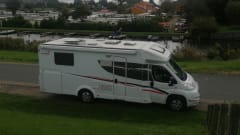 Wohnmobil Teilintegriert mit Einzelbetten und Hubbett  – Sunlight T68