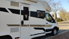 Beautiful family camper for 5 people, fully equipped