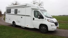 half integraal camper – This luxurious 4-person semi-integrated camper from the Weinsberg brand 