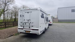670dc – Very luxurious camper with free-standing bed and plenty of seating space