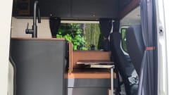 Luxuriöser, autarker Campervan mit Automatikgetriebe.