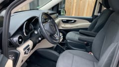 Belle Mercedes Vito, version polo Marco dans la Nieuwstraat