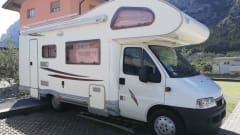 Seven-berth motorhome with double dinette