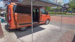 Oranje monster – Compact motorhome with room for five