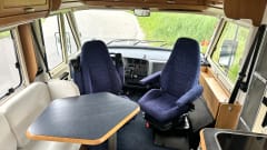 Compleet uitgeruste Hymer vast bed airco zonnepan. 