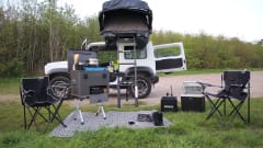 Simba – Keep smiling with this Suzuki Jeep with roof tent!