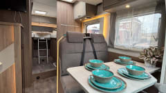 Making Memories 3 – 4persoons Ford Carado T447 half integraal uit 2025 met een Hefbed