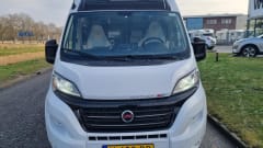 Luxe LMC buscamper voor twee met automaat en panoramadak