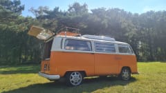 2p Volkswagen campervan uit 1969