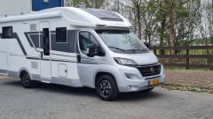 670dc – Very luxurious camper with free-standing bed and plenty of seating space