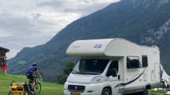 McLouis – Neat 6 person McLouis alcove camper with bunk bed