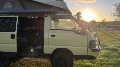 The beast, Mitsubishi L300 uit 1995 – Yellow 4x4 camper van – off-grid adventure & nature office in one!