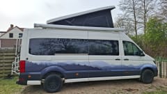 4p VW Crafter offgrid bus uit 2026 met lengtebed, daktent en fietsendrager