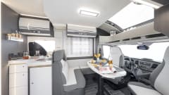 Bavarian Camper 9 – Teilintegrierter mit Innentür für 2 getrennte Räume