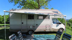 De Roze Olifant – Spacious family camper - 7p Ford alcove from 1998 