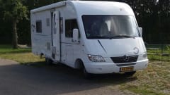 Pilote Explorateur 713 – Spacious and neat 4 person camper with 2 single beds and a 2-person pull-down bed.