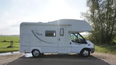 De Dolle Dwaler  – Ideal for families – spacious 6-person camper with all the trimmings