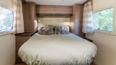 Challenger! – Ruime, moderne en luxe camper met 4 vaste slaapplekken - XL garage