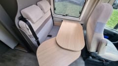 Luxe LMC buscamper voor twee met automaat en panoramadak