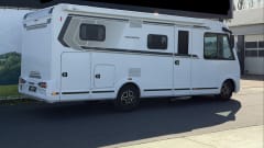 L119VP – Luxury modern 4-person Weinsberg integrated motorhome from 2026. Unlimited mileage!