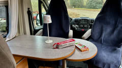 Mooie camperbus Pössl 2WIN PLUS met praktische en mooie opties