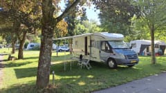 Very neat complete Ford Carado 4 persons