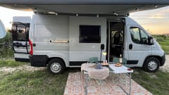 Vini  – Prachtige jonge luxe 4-persoons buscamper met airco