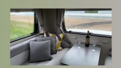 Eddie – Luxus-Wohnmobilvermietung, alles inklusive - 6 Schlafplätze, 6 Sicherheitsgurte!