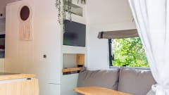 El Monstro – Luxurious and comfortable 2 person camper bus