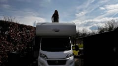 LiKaJo – Mooie, jonge 4ersoon Hymer Capron Carado Alkoofcamper uit 2019