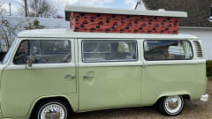 Olive – Klassischer Volkswagen-Wohnmobil mit 2 Schlafplätzen, Baujahr 1977