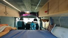 the Lady – Peugeot Boxer voor 3- met ruim bed en veel opbergruimtes.