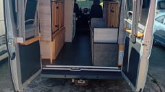 De vrijbuiter – 2p Peugeot camper van L 3/H2 from 2012