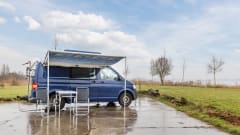 2p Volkswagen campervan uit 2003