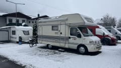 Luxury 4 person LMC - Off grid - 210 Amp - 220V - LPG cooking/heating