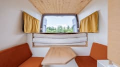 Keesie – Volkswagen Crafter Off-Grid Bus Camper with Roof Terrace