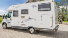 Neat 3-person camper, XXL garage, reversing camera, air conditioning