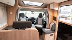 T69L – Hele mooie ruime 4 persoons Sunlight camper uit 2023, veel bergruimte.