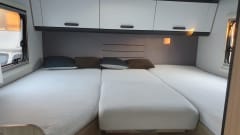 Enjoy our compact, young and luxurious camper (2021)