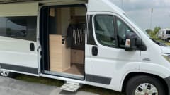 Luxurious and sustainable bus camper (automatic) with light interior and many extras