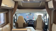 De Vroem Vroem Camper – 4p Bürstner Lyseo Futura TDG690G semi-integrated from 2024!